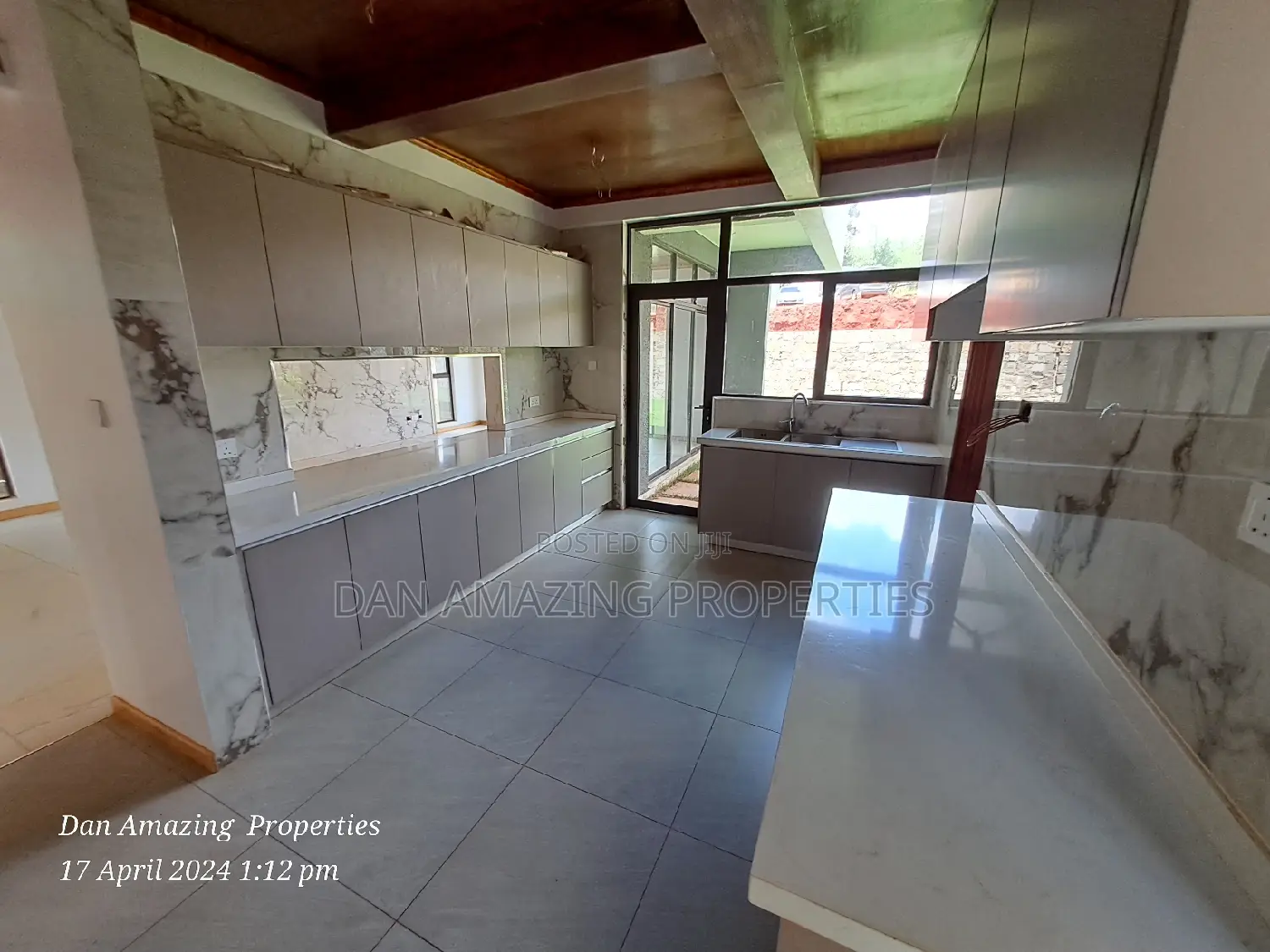 5bdrm Townhouse/Terrace in Kiambu Rd Plus Dsq for sale