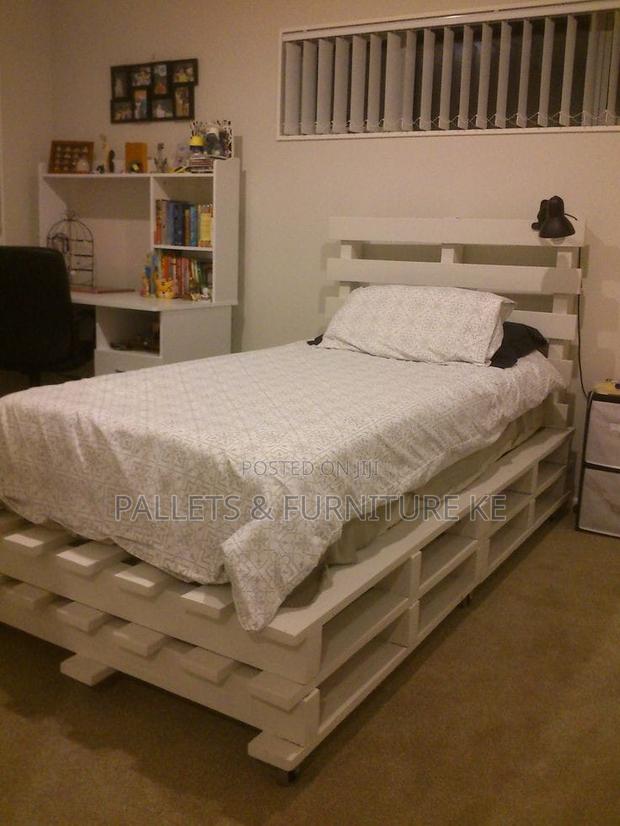 Snowflake Pallet Serenity Bed - main view