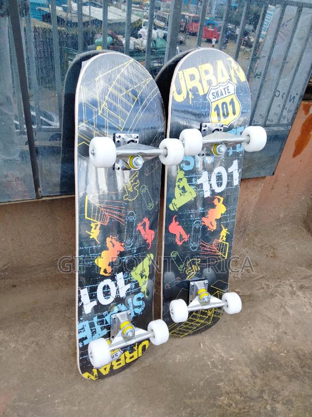 Professional Skatesboard With Rubber Wheels