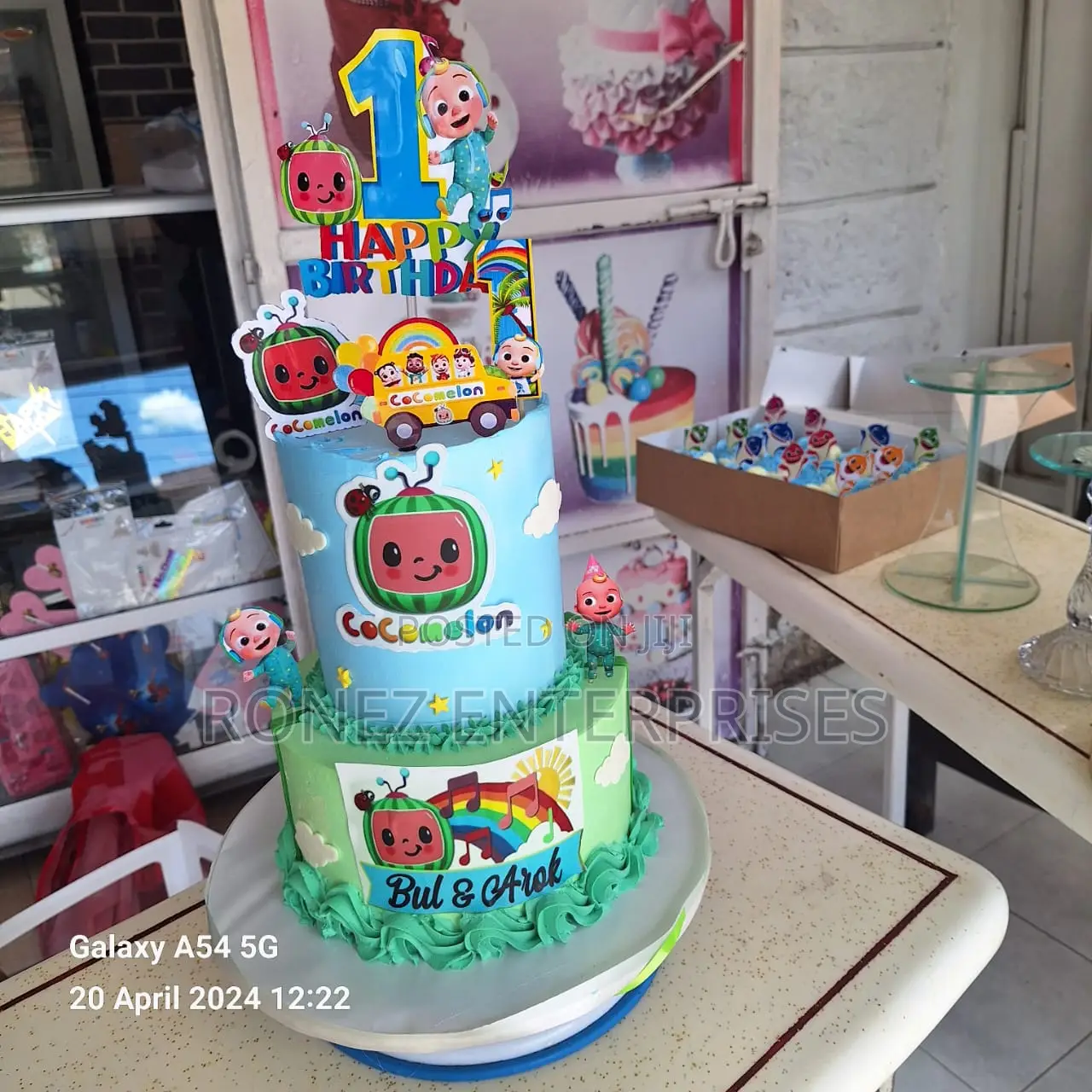 Classic Birthday Cake 2kg