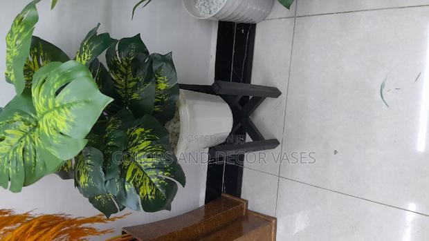 Plant 18leaves, Plastic Vase With Stones Wooden Stand