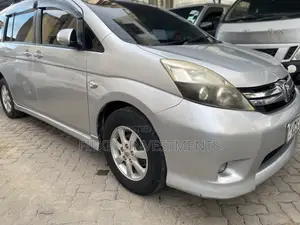 Toyota ISIS 2012 Silver