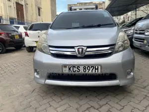 Toyota ISIS 2012 Silver