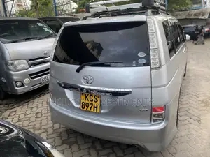 Toyota ISIS 2012 Silver