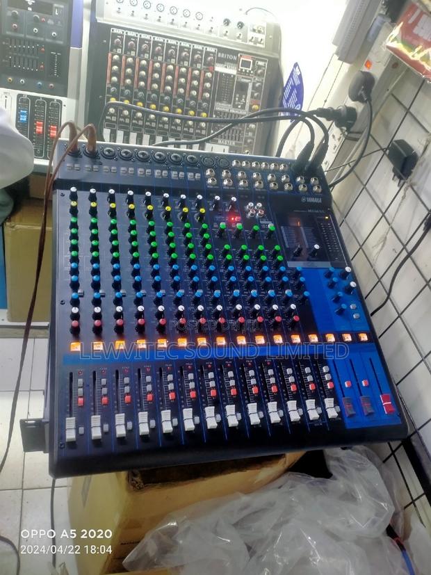 Plain Yamaha Mixer - main view