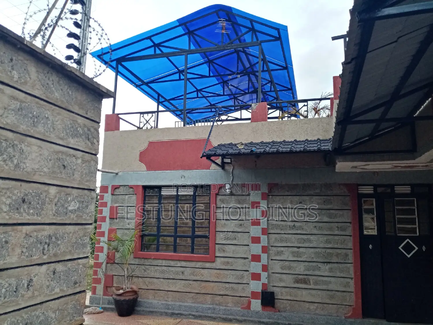 Polycarbonate Roofed Shades