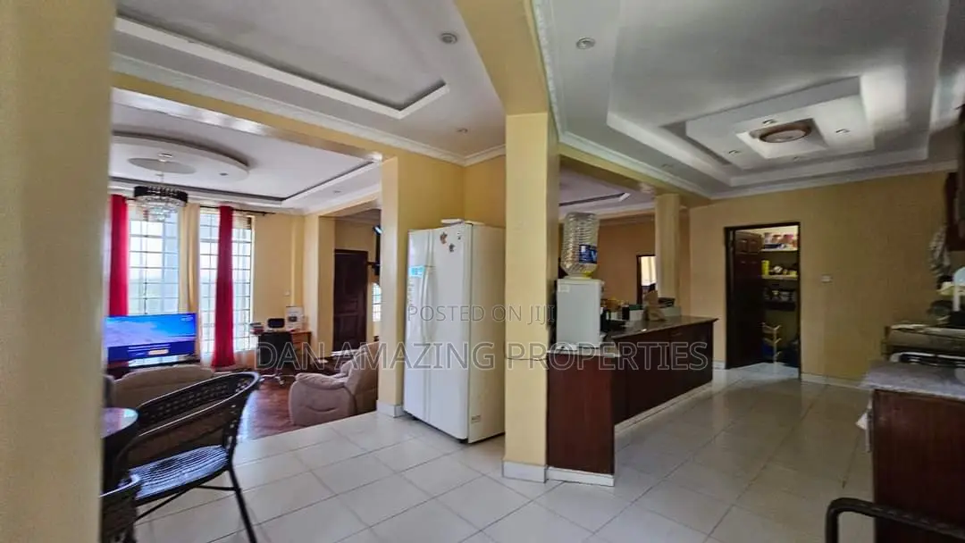 5bdrm Maisonette in Drive 14 On 1/4 Acre, Kerarapon for sale