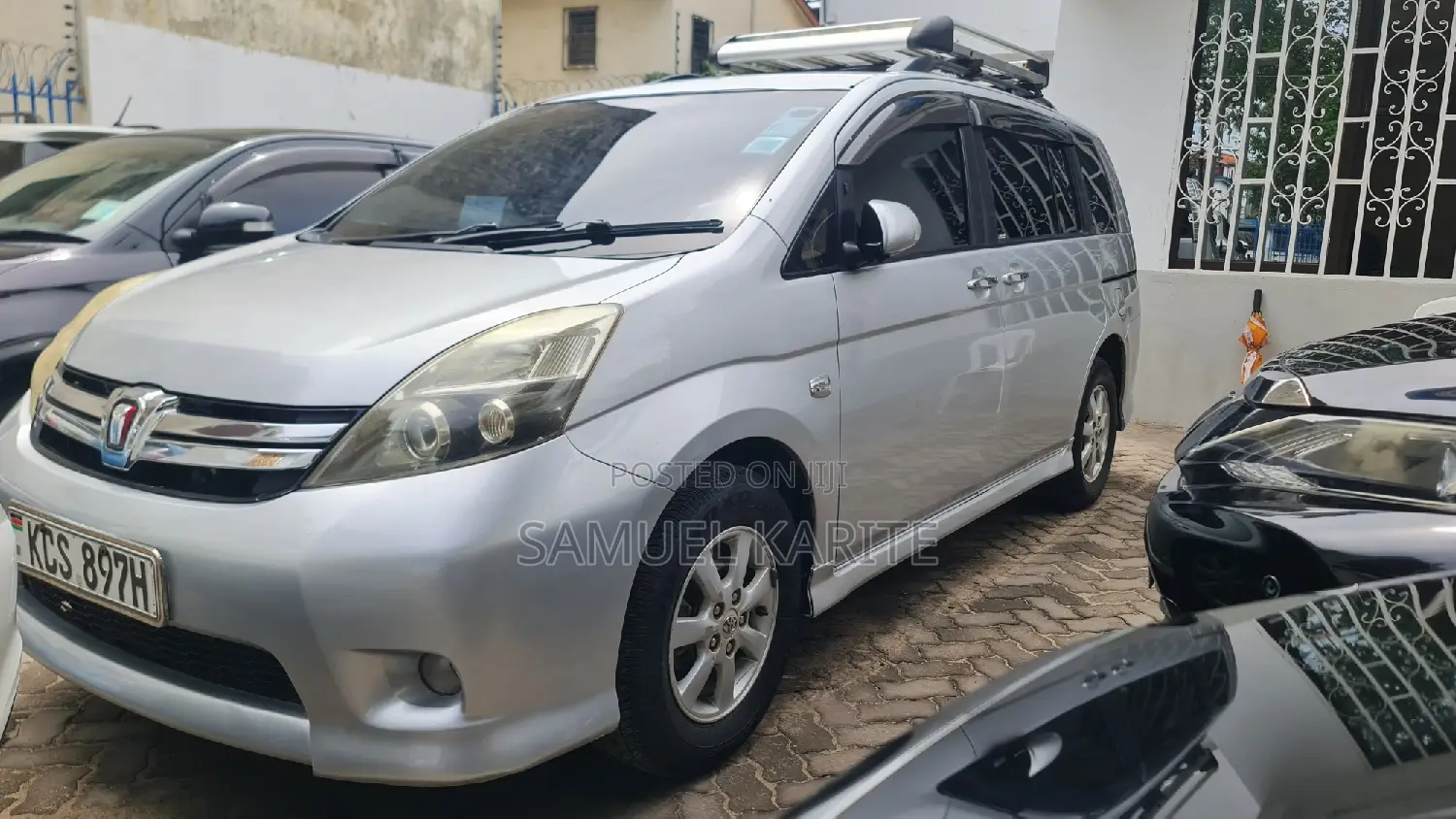 Toyota ISIS 2011 Silver