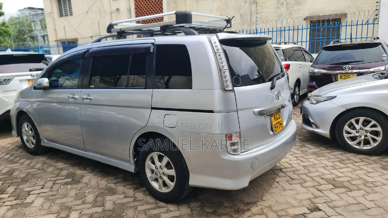 Toyota ISIS 2011 Silver