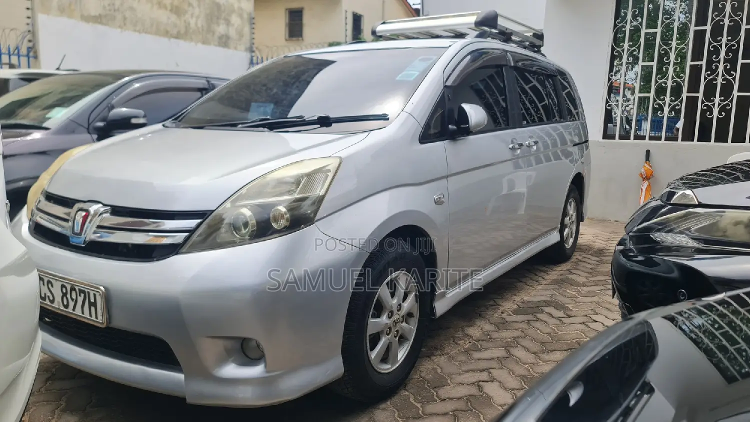 Toyota ISIS 2011 Silver