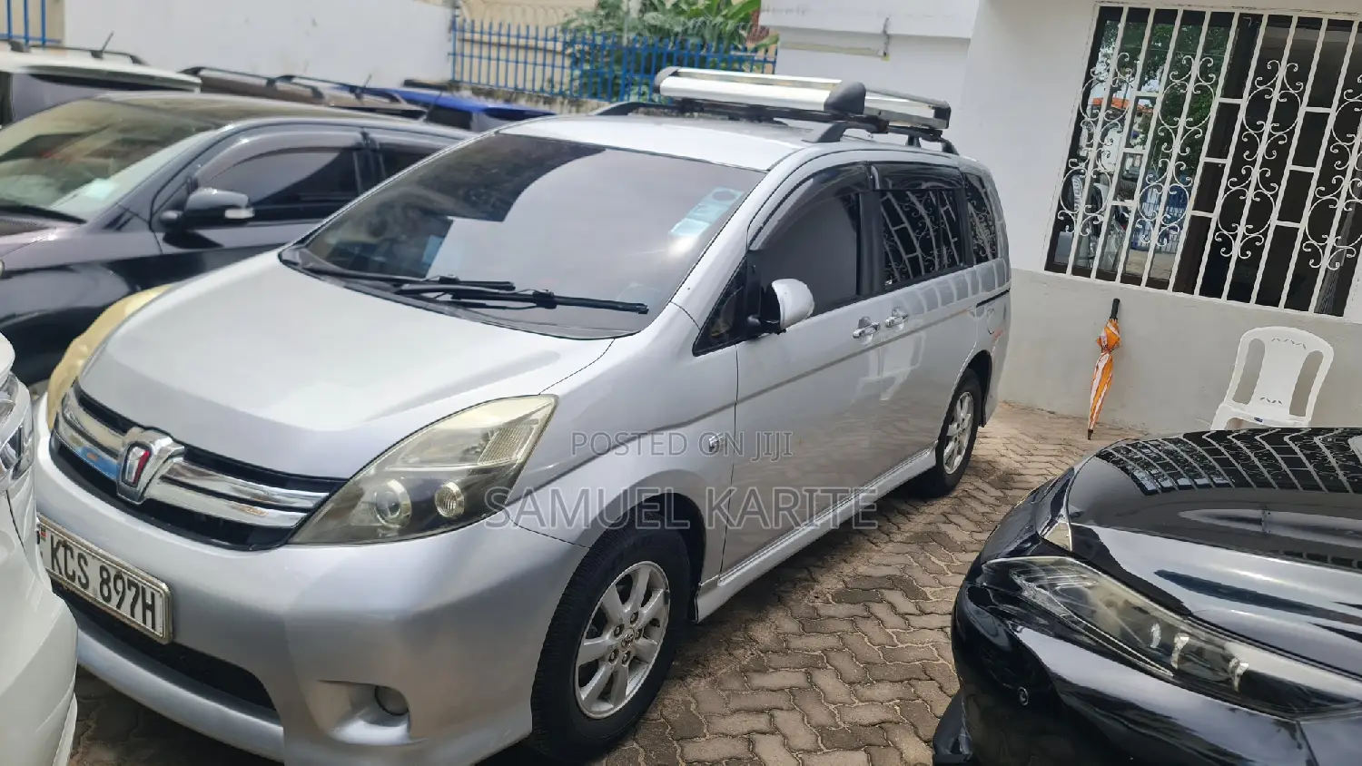 Toyota ISIS 2011 Silver