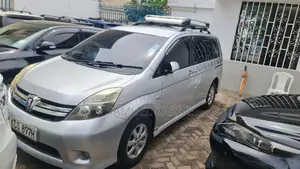 Toyota ISIS 2011 Silver
