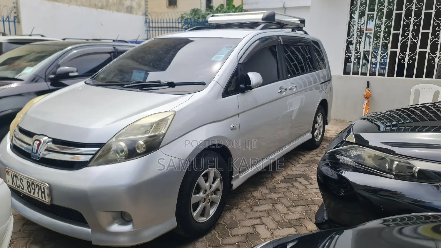 Toyota ISIS 2011 Silver