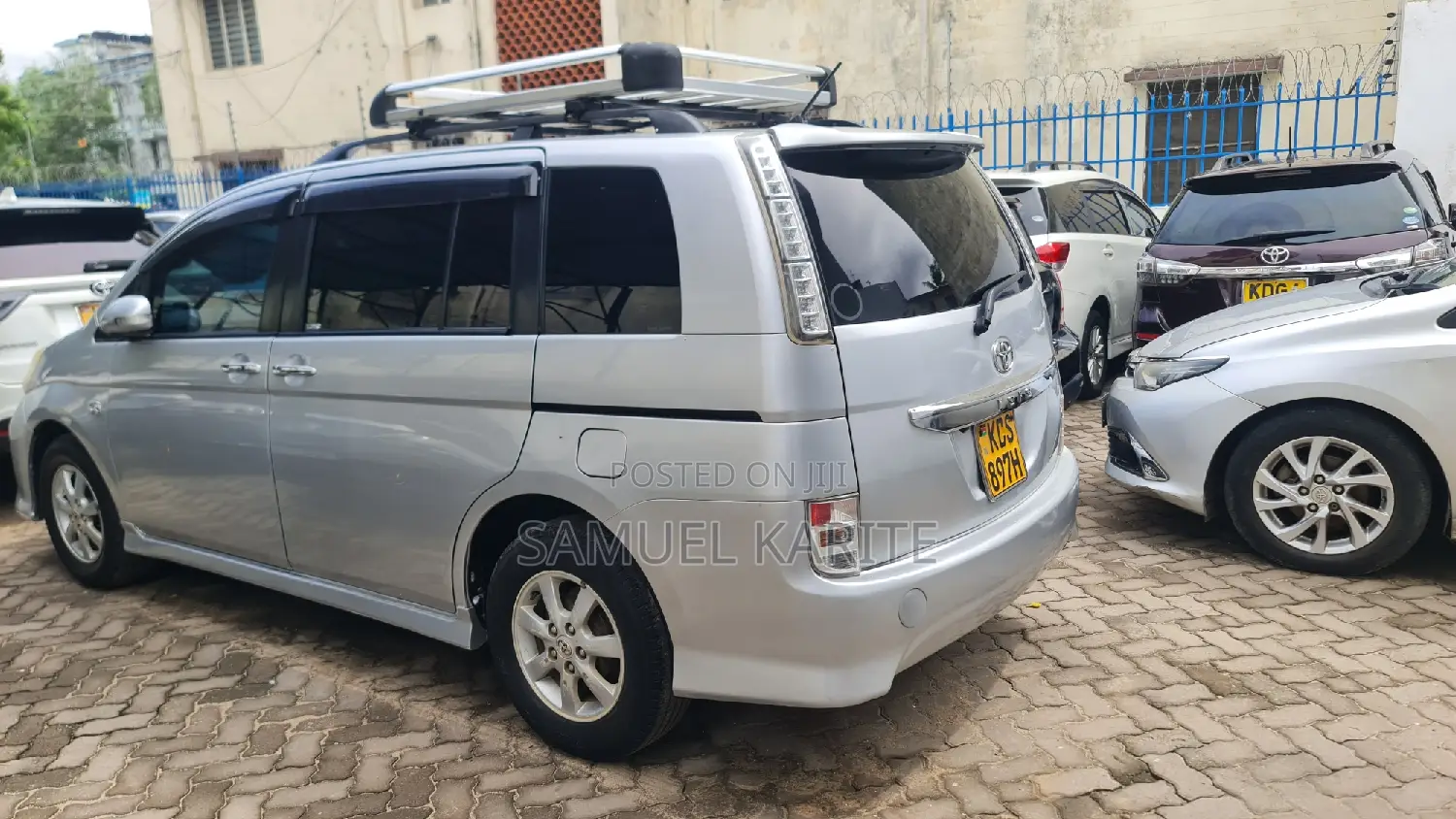 Toyota ISIS 2011 Silver