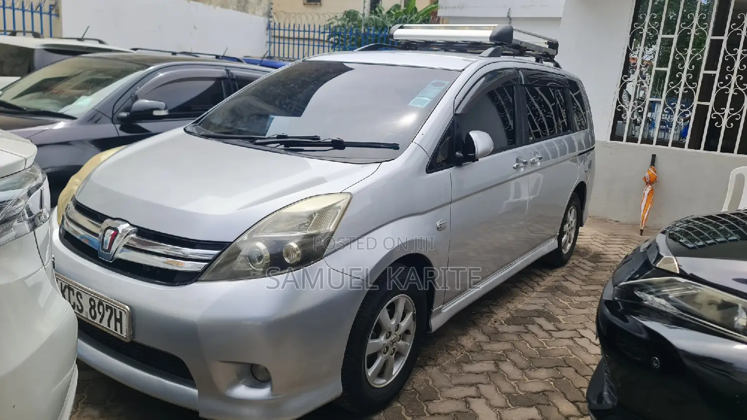 Toyota ISIS 2011 Silver