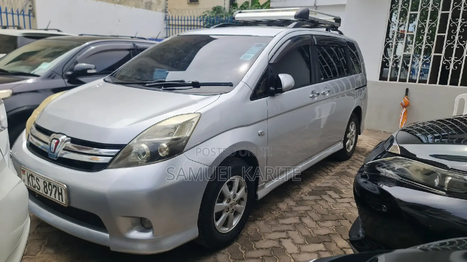 Toyota ISIS 2011 Silver