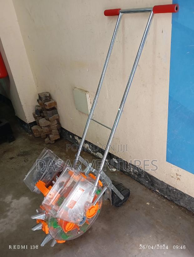Manual Seed Planter With Fertilizer - thumbnail 4