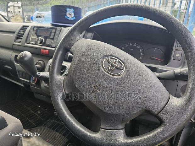 Toyota HiAce 2017 Silver - thumbnail 5