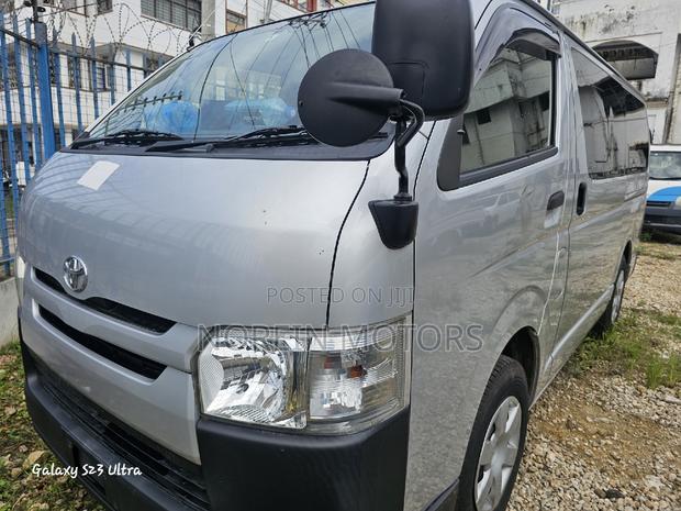Toyota HiAce 2017 Silver - thumbnail 2