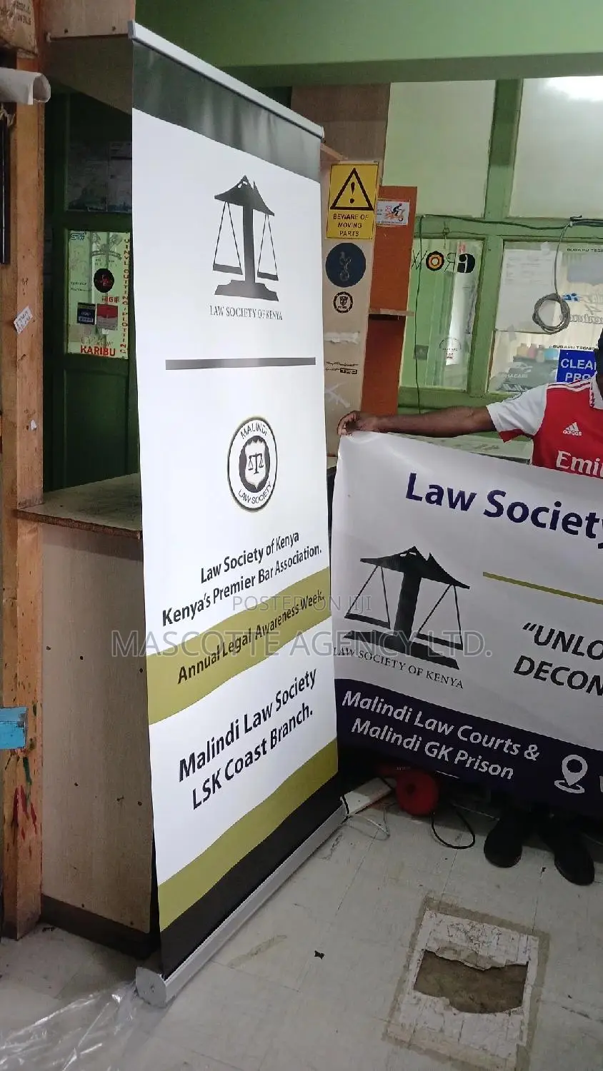 Broad Base Roll Up Banner