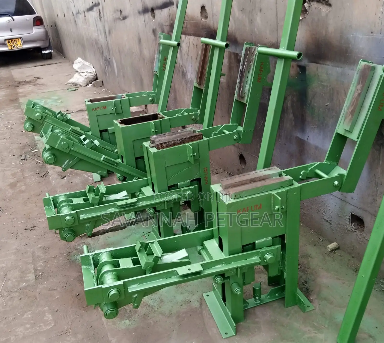 Interlocking Makiga Blocks Machine