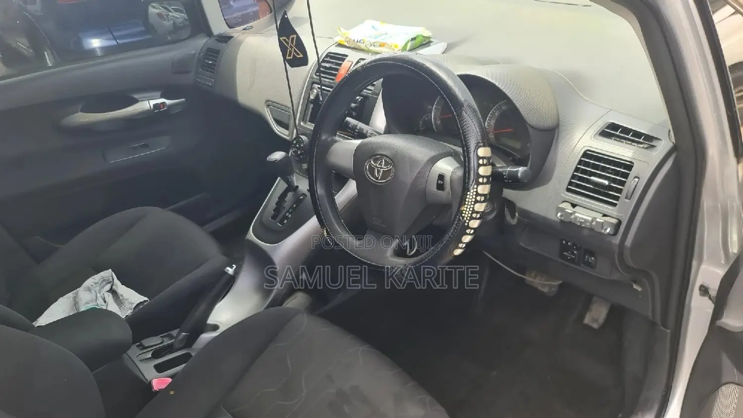 Toyota Auris 2010 Silver