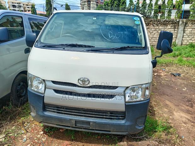 Toyota HiAce 2017 White