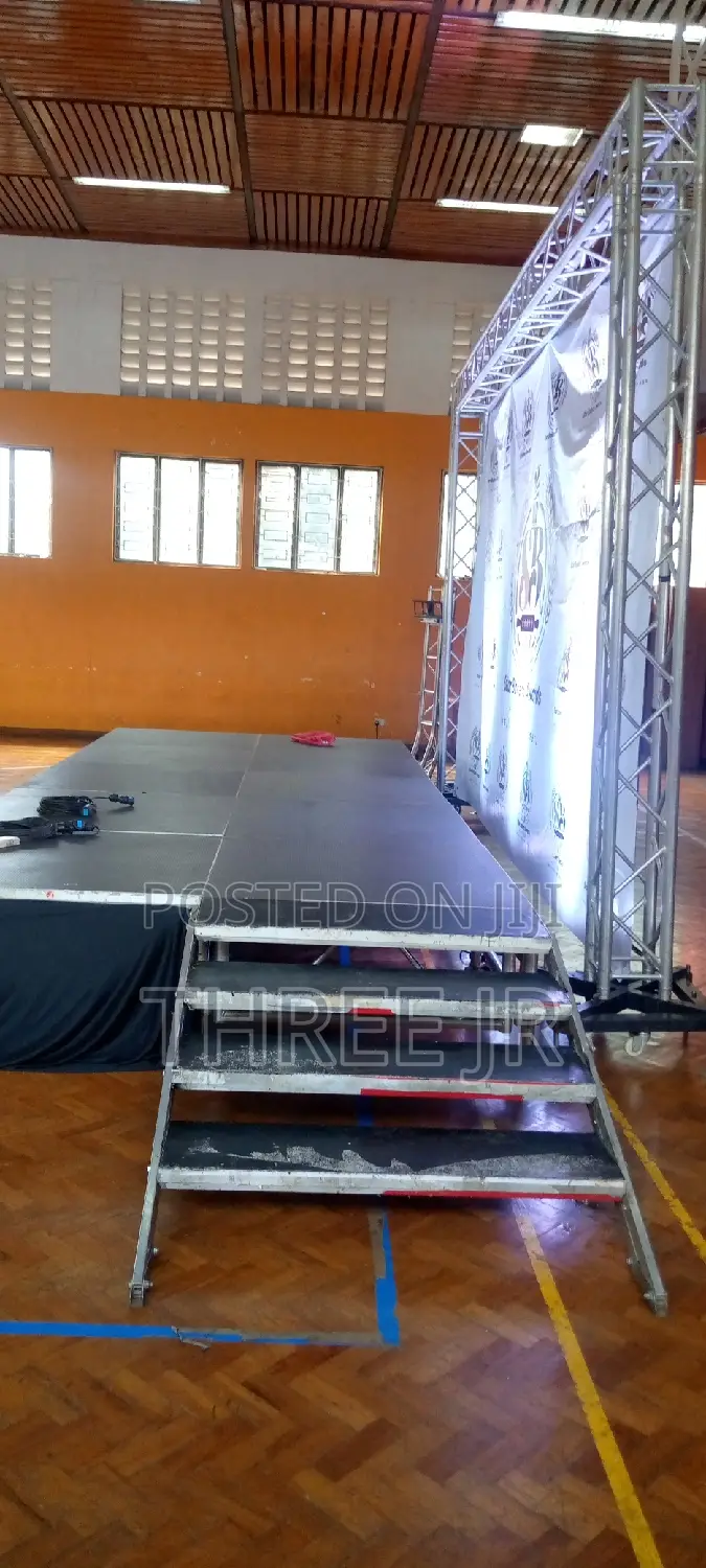 Nice Stage Set Up in a Dinner Modeling Event Awards