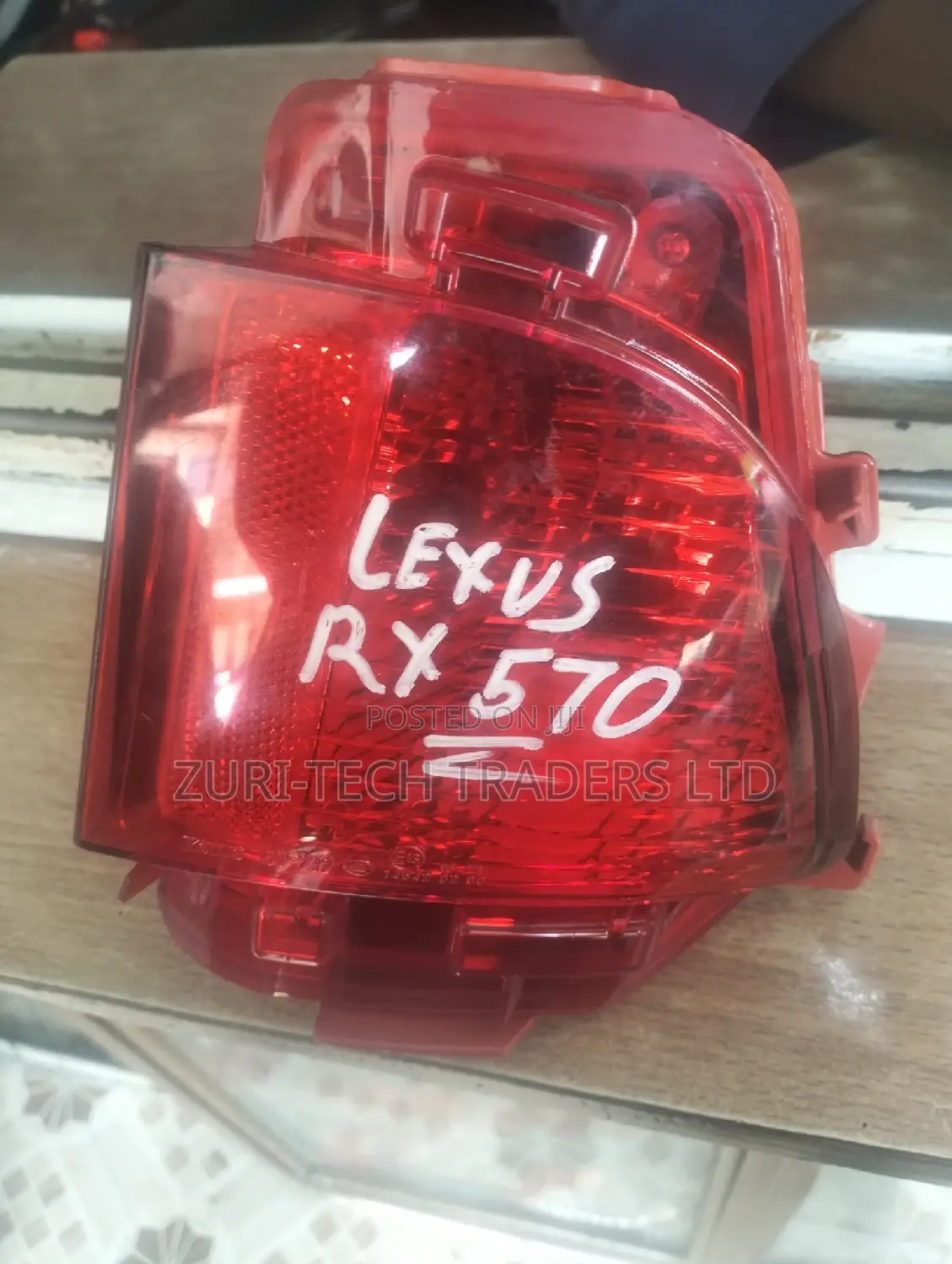 Lexus 570 Bumper Reflector