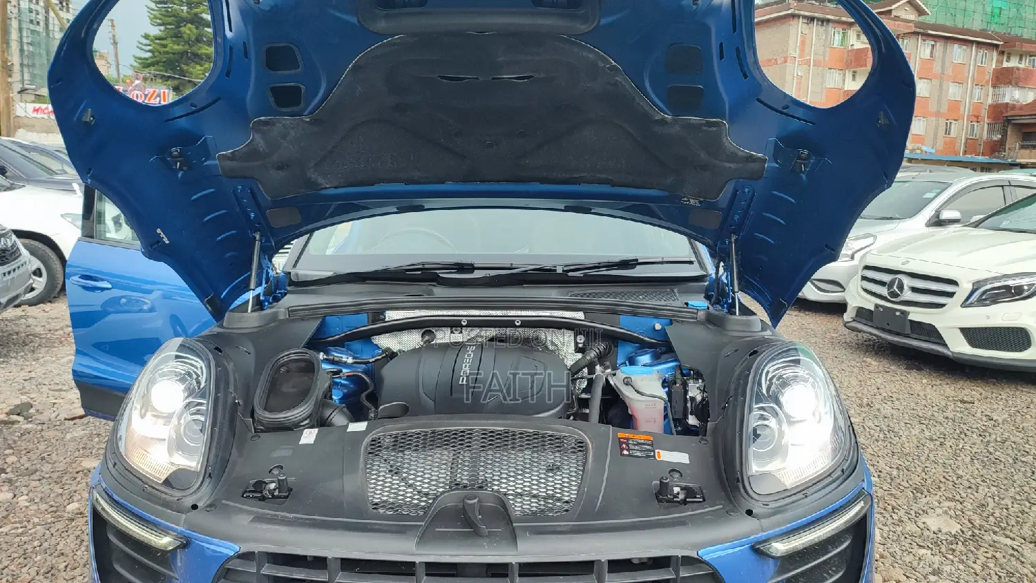 Porsche Macan Turbo w/Performance Package 2017 Blue