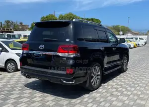 Toyota Land Cruiser 4.6 V8 ZX 2018 Black