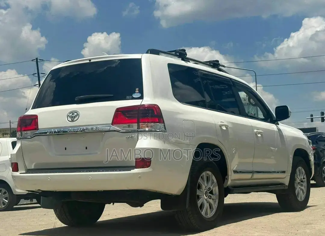 Toyota Land Cruiser 4.6 V8 ZX 2017 White