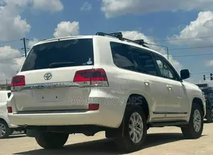 Toyota Land Cruiser 4.6 V8 ZX 2017 White