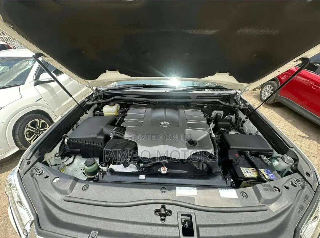 Toyota Land Cruiser 4.6 V8 ZX 2017 White