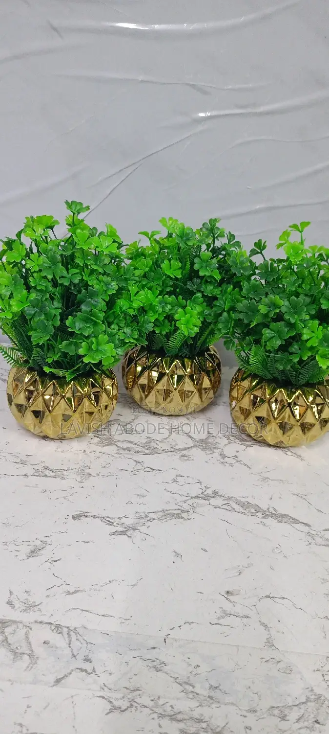 Decorative Artificial Succulents Flower in Gold Vase