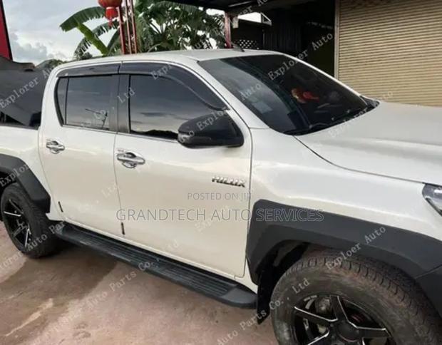 Toyota Hilux Windbreaker - main view