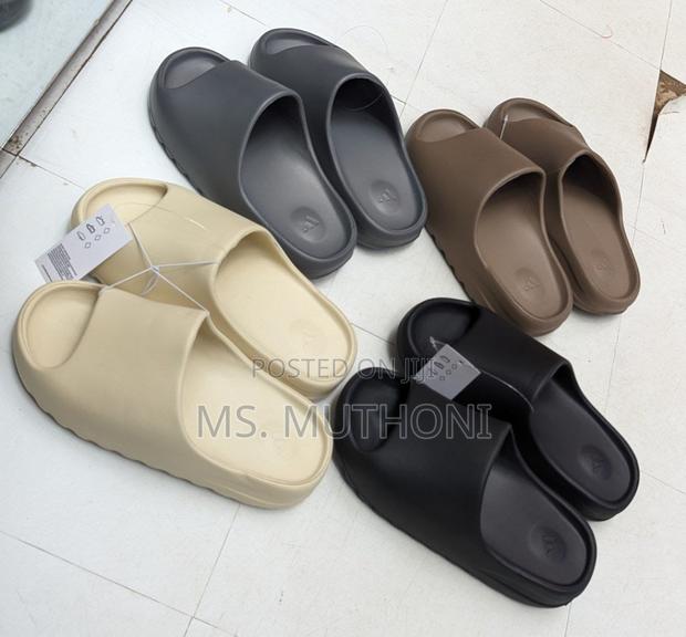 *Adidas Yeezy Slides* *Sizes: 40 41 42 43 44 45* * - main view