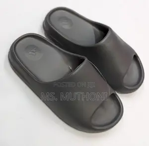 *Adidas Yeezy Slides* *Sizes: 40 41 42 43 44 45
