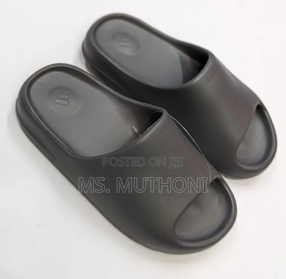 *Adidas Yeezy Slides* *Sizes: 40 41 42 43 44 45