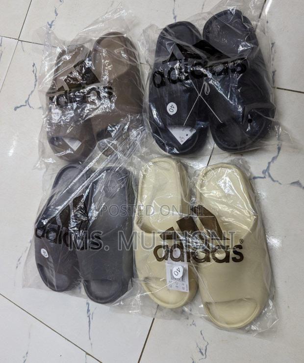 *Adidas Yeezy Slides* *Sizes: 40 41 42 43 44 45