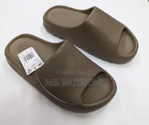 *Adidas Yeezy Slides* *Sizes: 40 41 42 43 44 45