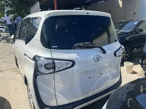 Toyota Sienta 2017 White