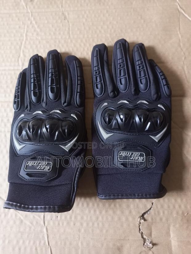 Pair Motorbike Riding Gloves With a Phone Touch Screen Sense