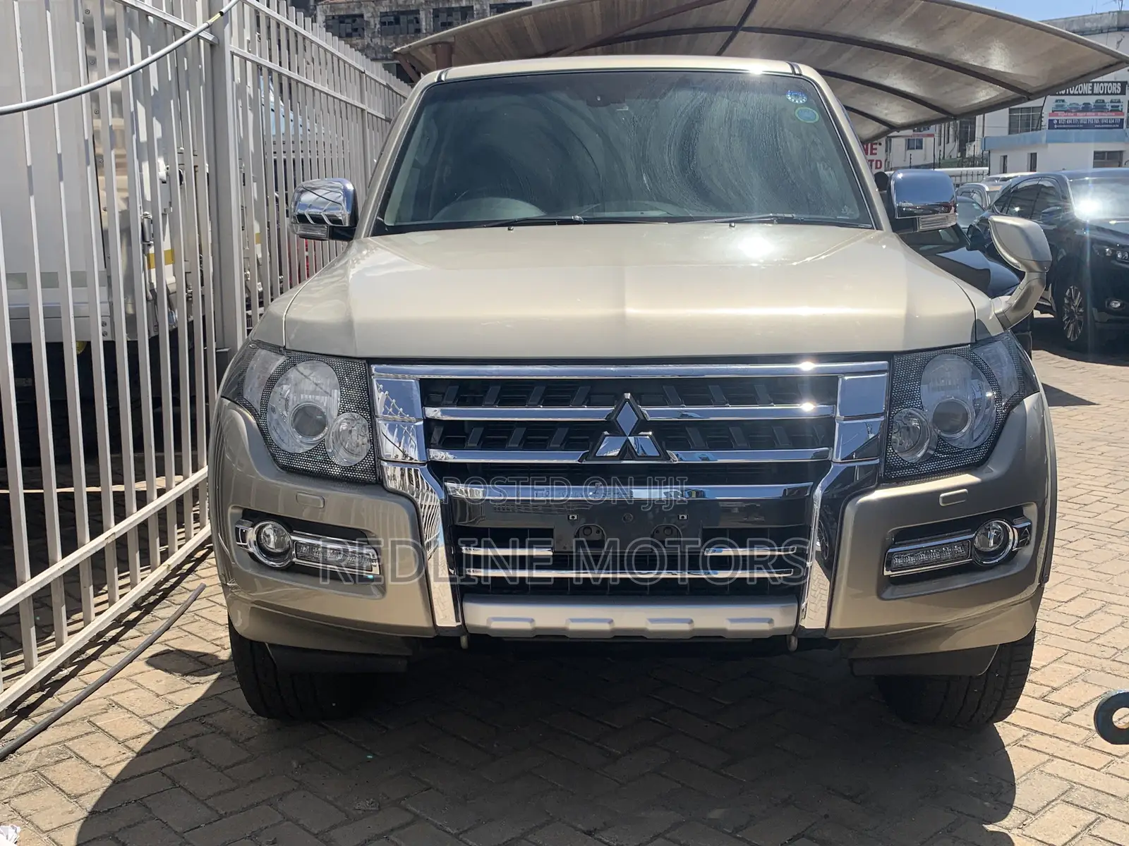 Mitsubishi Pajero 2017 Gold
