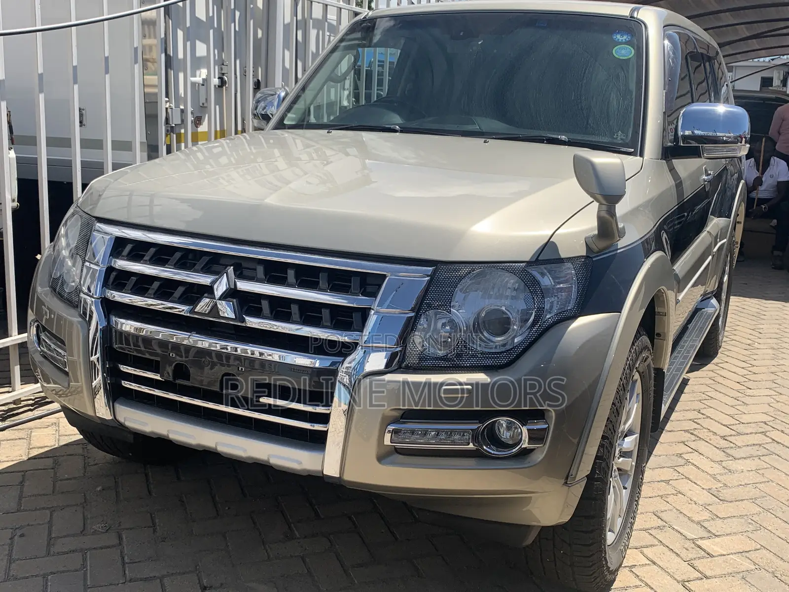 Mitsubishi Pajero 2017 Gold