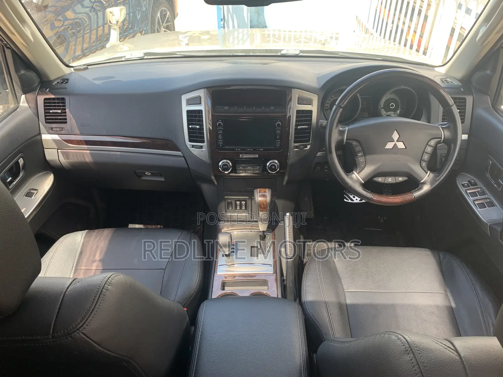 Mitsubishi Pajero 2017 Gold