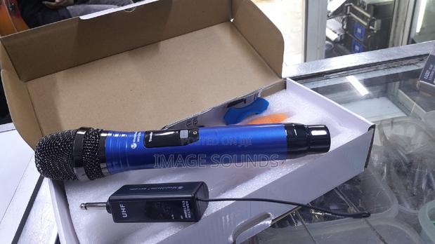 Wireless Microphone Single/Portable Colors Blue and Red - main view