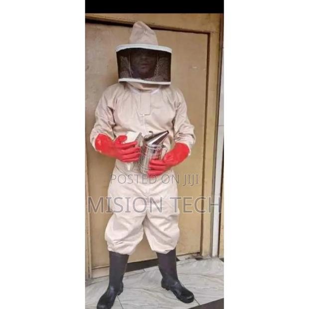 Full Protective Gears Bee Suit and Bee Gloves - main view