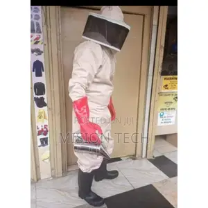 Brand New Full Protective Bee Suit and Bee Gloves