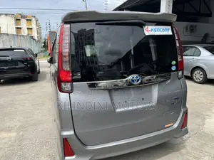 Toyota Noah 2017 Silver